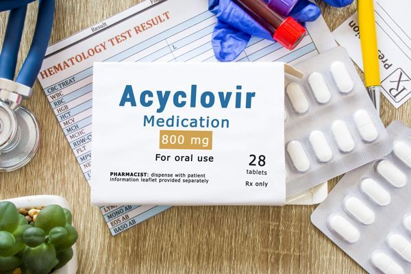 zóster - imagen de uno de los medicamentos usados para el tratamiento del herpes zóster sobre una mesa con material médico
