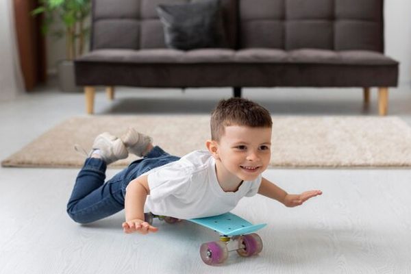 TDAH - Niño hiperactivo jugando con una patineta dentro de la casa, debido al exceso de energía e intranquilidad que padece por el trastorno
