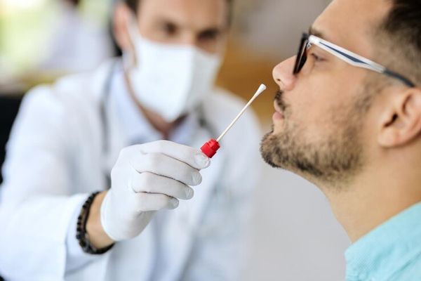 COVID19 - medico realizando un prueba para comprobar si el paciente tiene o no la enfermedad