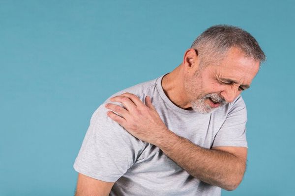 zóster - hombre mayor quejándose del dolor en la articulación del hombro uno de los síntomas previos a la enfermedad