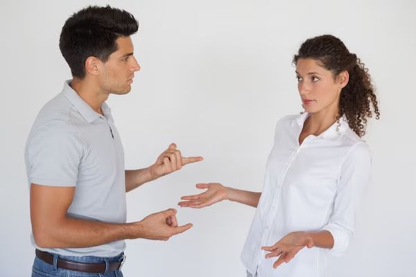 Afasia - hombre y mujer hablando, donde el hombre señala a la mujer y esta no sabe que responderle