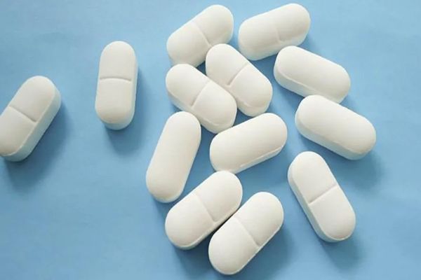 Liquen plano - imagen de un montón de pastillas de medicamentos antiinfecciosos sobre un fondo azul