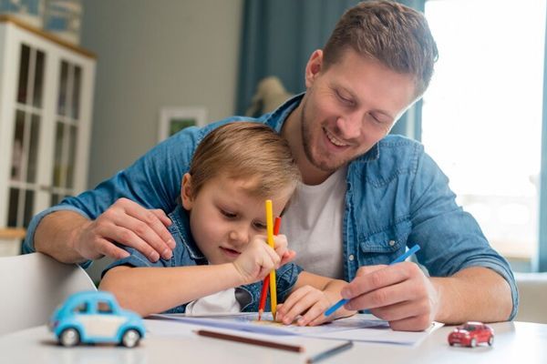 Padre pasando tiempo con su hijo que posee el trastorno por déficit de atención e hiperactividad, para apoyarlo y mejorar su aprendizaje