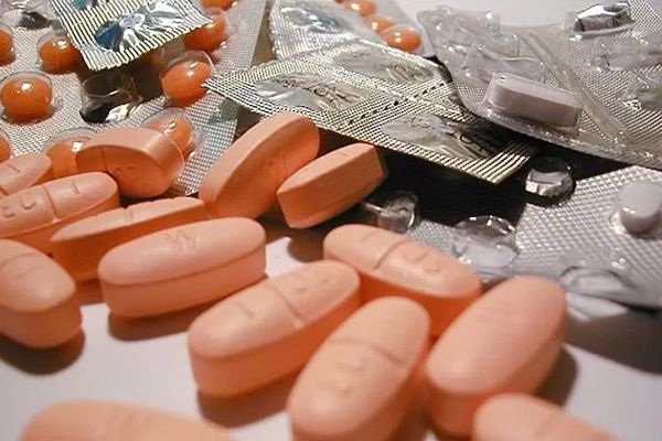 Tuberculosis - imagen de un grupo de medicamentos en píldoras y pastillas