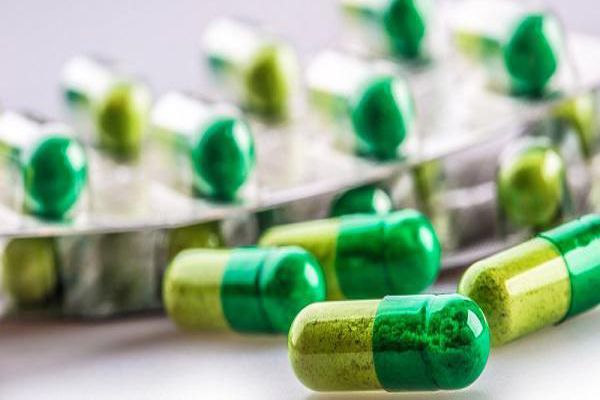 Tuberculosis - blíster píldoras con píldoras sueltas por encima de la mesa