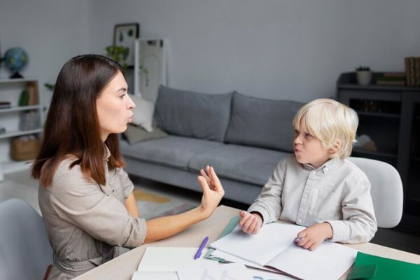 Afasia - niño en la consulta de la logopeda volviendo a aprender a expresarse correctamente