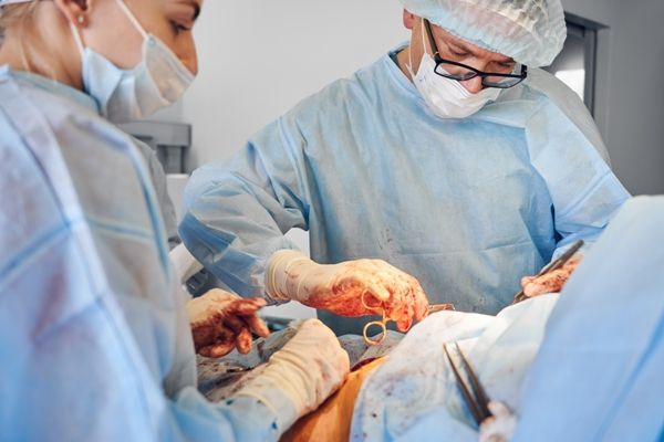 imagen de un cirujano en el quirófano mientras opera a un paciente de esta enfermedad