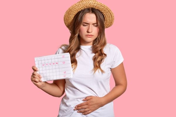 Endometriosis - Mujer con dolores pélvicos intensos debido a la afección que presenta, la cual se vuelve más severa durante la menstruación