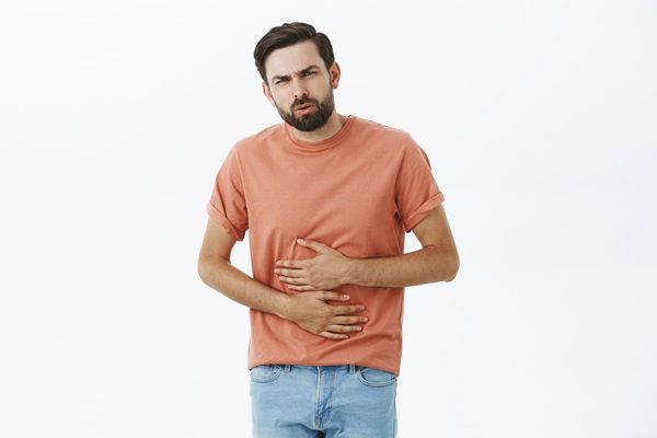 Esclerodermia - Hombre con problemas digestivos a causa de la esclerosis sistémica, la cual causa reflujo gastroesofágico e hinchazón abdominal