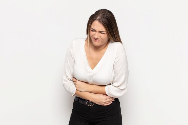 Endometriosis - Mujer con fuertes dolores pélvicos, los cuales se vuelven más intensos durante la menstruación