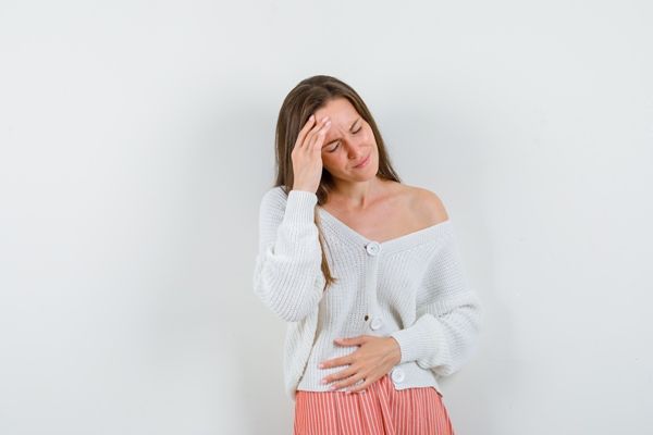 Endometriosis - Mujer estresada debido a los dolores intensos que presenta durante la menstruación, a causa de la afección llamada endometriosis
