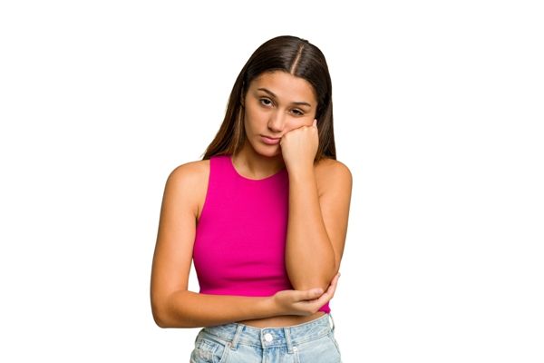 Endometriosis - Mujer abrumada y con depresión debido a los síntomas que causa la endometriosis, lo cual afecta su calidad de vida
