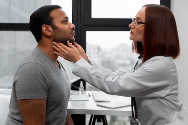 Alergias - Paciente en la consulta de la alergóloga recibiendo una evaluación por parte del especialista de sus problemas de alergia en el cuello