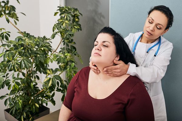 Hipotiroidismo - Mujer con sobrepeso en la consulta del especialista revisando si puede estar sufriendo problemas de tiroides