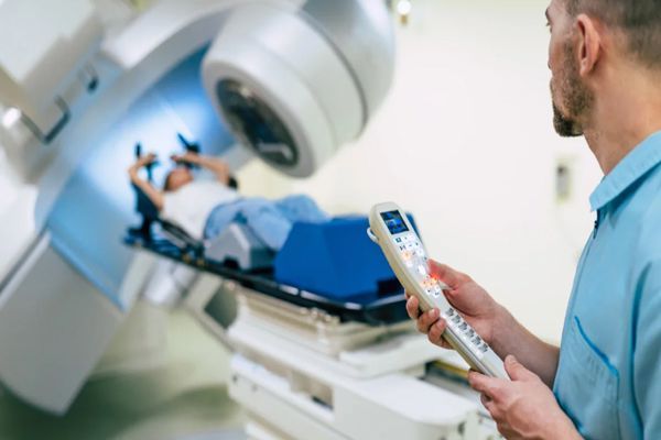 Hipotiroidismo - Especialista realizando un tratamiento de radioterapia en un paciente con problemas en la tiroides