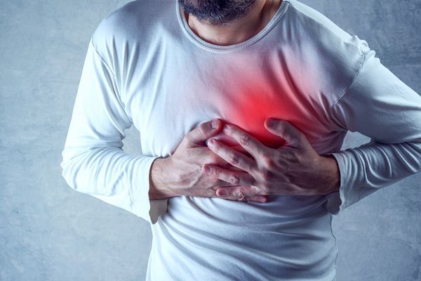 Hipertiroidismo - Hombre adulto agarrándose el pecho por algún tipo de problema cardiaco causado por le hipertiroidismo