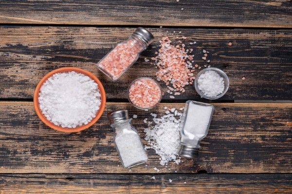 Algo de sal marina y sal del Himalaya en cuencos y que sale de saleros