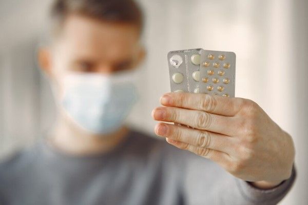 paciente de cáncer con medicamentos para realizar una terapia dirigida
