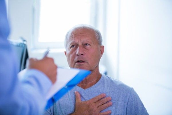 epoc - Hombre mayor en la consulta del medico por problemas respiratorios causados por el EPOC