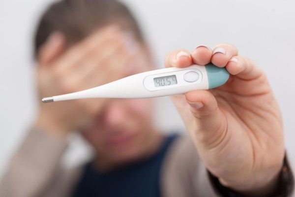 leucemia - Mujer enferma con termómetro