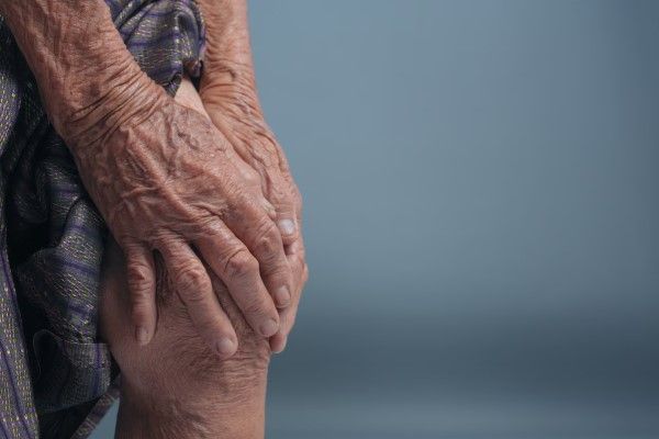 artritis - Mujeres mayores con dolor