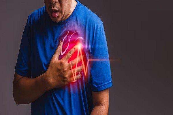 insuficiencia cardíaca - hombre adulto agarrándose el pecho por un fuerte dolor a causa de una insuficiencia cardíaca