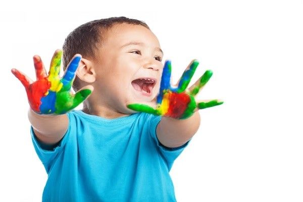 Asperger - niño con asperger feliz mientras se dedica a una actividad de su campo de interés
