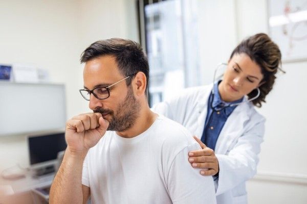 epoc - Una doctora en la clínica realiza la auscultación de los pulmones de un paciente con síntomas de bronquitis