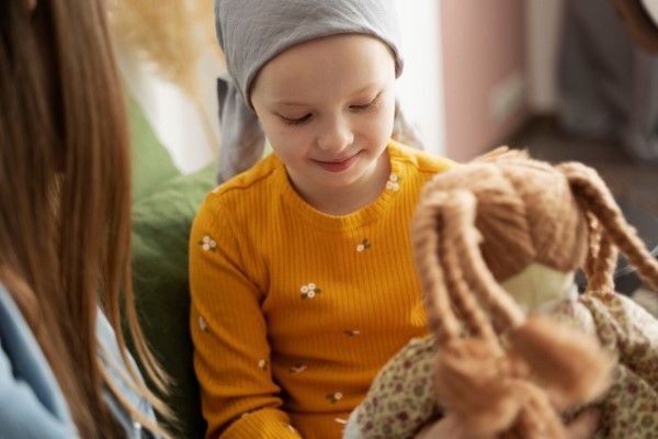 Mamá pasa tiempo con su hijo mientras está en terapia