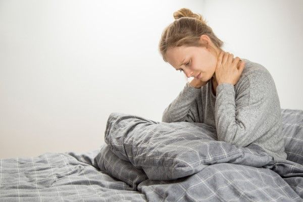 fibromialgia - Chica frustrada sintiendo dolor de cuello