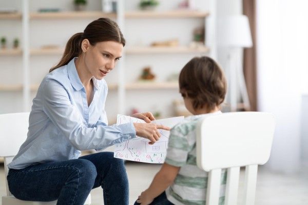 Asperger - terapeuta realizando terapia con un niño con asperger buscando mejorar su interacción social