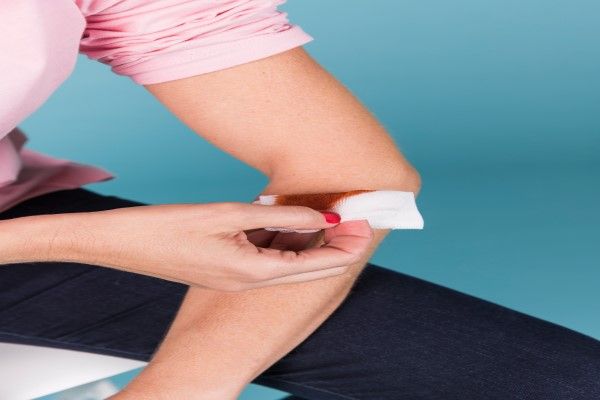 mujer dejando de sangrar gracias a la coagulación de la sangre