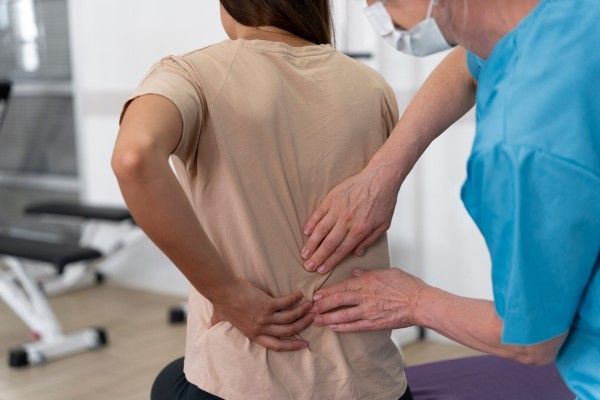  medico realizando un test para detectar la fibromialgia en una paciente