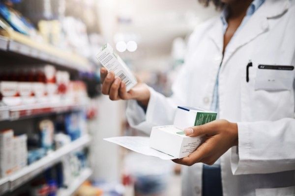 Captura recortada de una joven farmacéutica irreconocible que trabaja en una farmacia