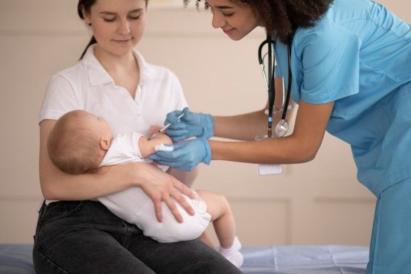 bebe recibiendo una inyección de esta vitamina para suplir la deficiencia de la misma en su organismo