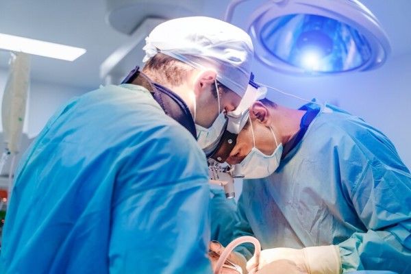 cirujanos realizando una operación para eliminar las celulas cancerosas de un paciente con esta enfermedad