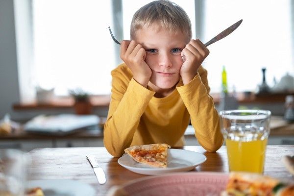 niño con el síndrome que no acepta la comida que no concuerda con su rutina que el mismo marca