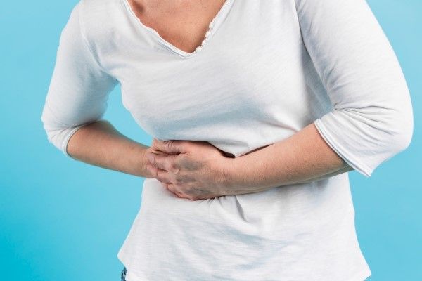 mujer mayor con un problema en el hígado por exceso