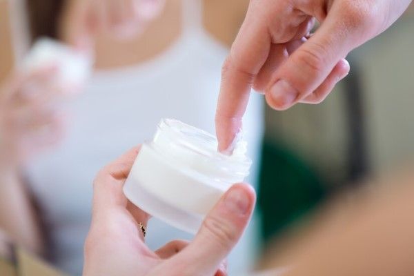 mujer usando un medicamento de inmunoterapia tópico para tratar la enfermedad