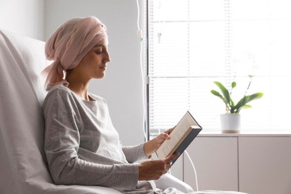 paciente de cancer en el hospital sometiéndose a quimioterapia