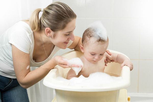 Impétigo - madre lavando a su bebe, manteniendo la piel limpia. Una forma de prevenir las infecciones cutaneas