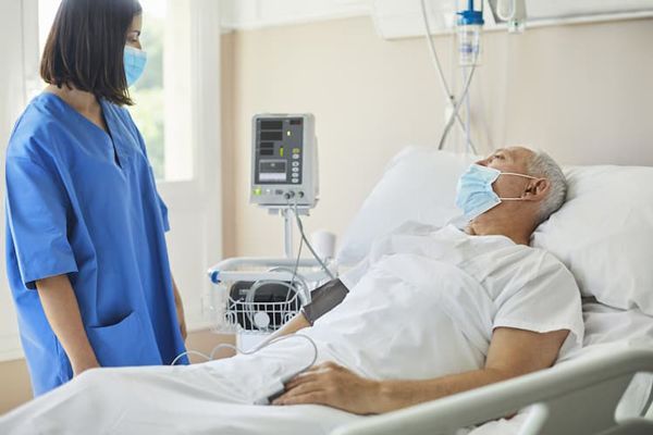 Hombre adulto ingresado en el hospital para recibir un tratamiento de quimioterapia