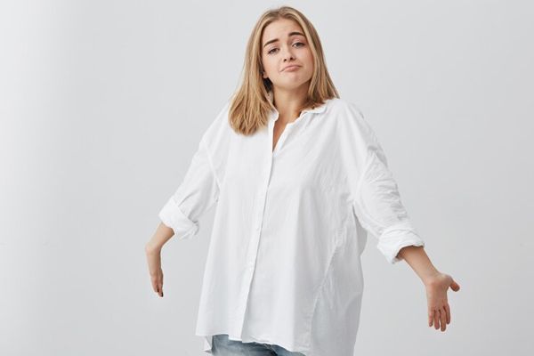 Foliculitis - mujer blanca rubia con una pose de tranquilidad sobre la foliculitis gracias a que usa ropa ancha