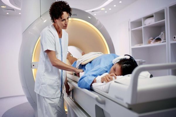 cálculos biliares - pacientes sometiéndose a una resonancia magnética