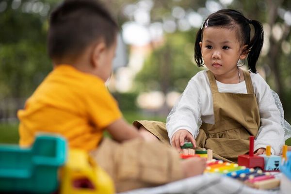 Impétigo - niños asiáticos jugando juntos en un parque