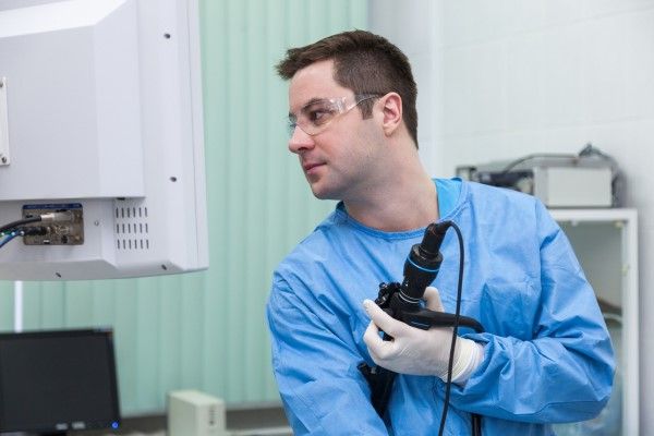 Biopsia de próstata - especialista preparándose para realizar una biopsia de próstata