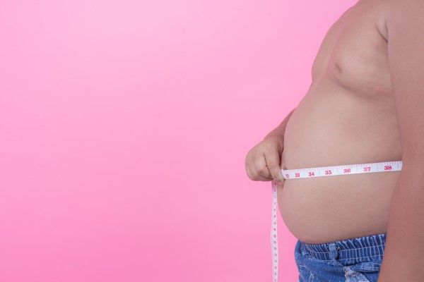 Obesidad - imagen del abdomen de un hombre obeso