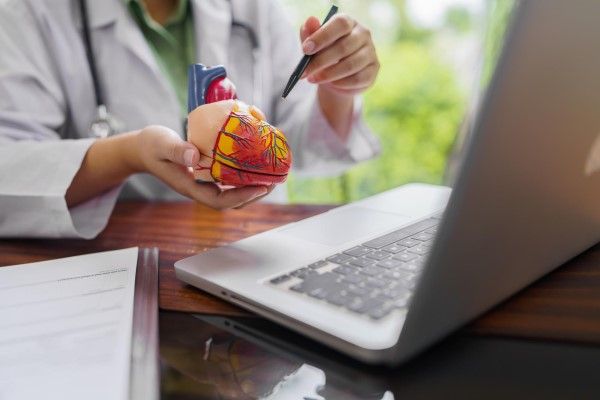 Cardiopatía Isquémica - medico en consulta virtual explicándole a su paciente que es la cardiopatía isquémica