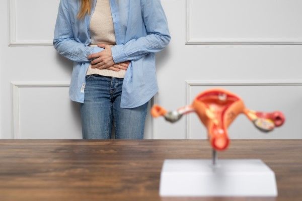 Paciente de vista frontal que experimenta dolor en la cavidad uterina