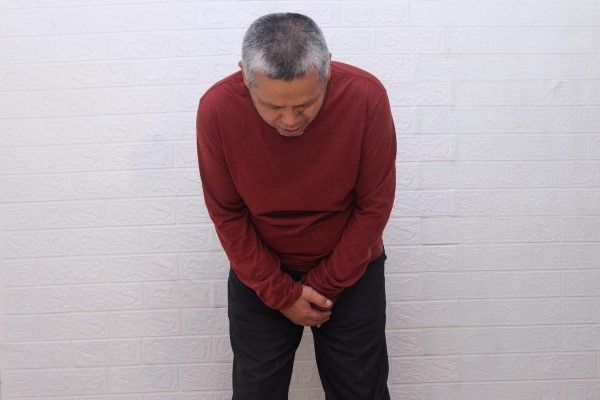 infección de orina - hombre anciano con una infección de orina causada por sus problemas de próstata